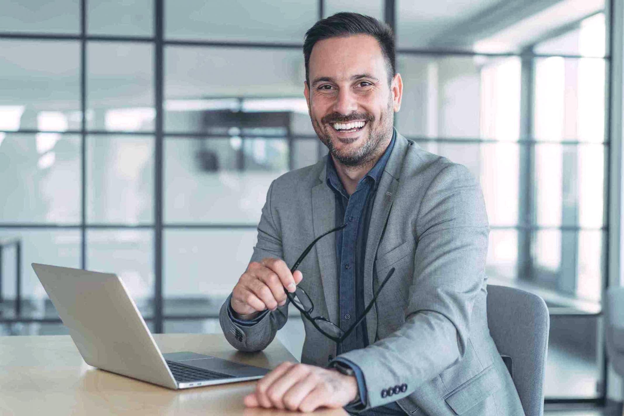 Étudiant travaillant sur une analyse financière complexe