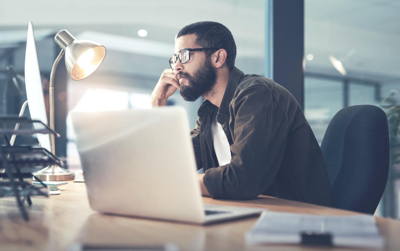 Espace de travail avec analyse financière et graphiques